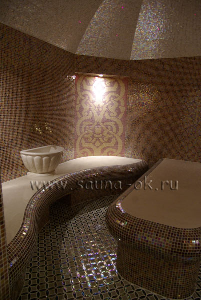Комбинированная облицовка хамама мозаикой и мрамором.